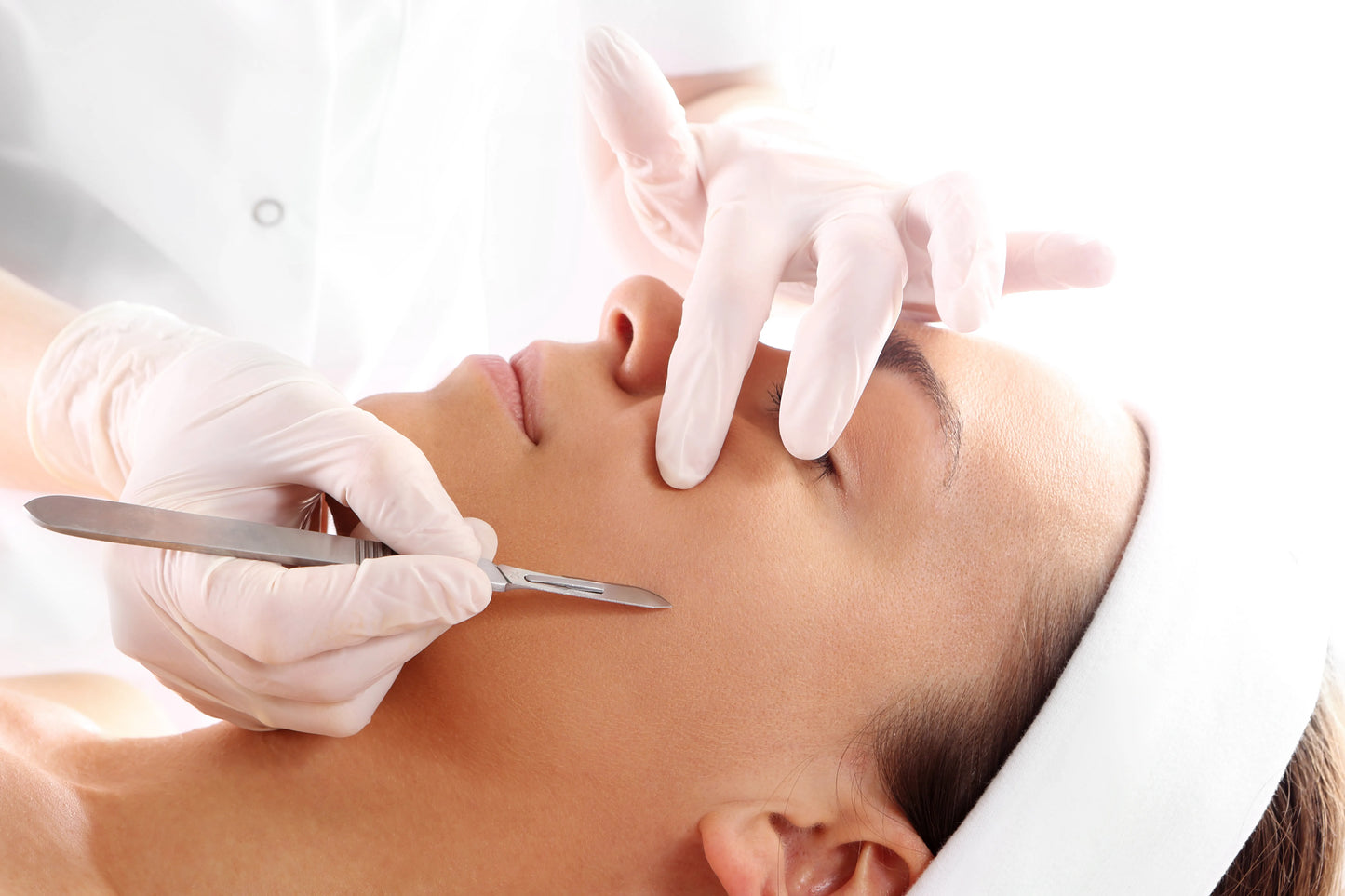 Welcome to our Online Dermaplaning Course! This comprehensive program is designed for both beginners and experienced skincare professionals who want to master the art of dermaplaning.