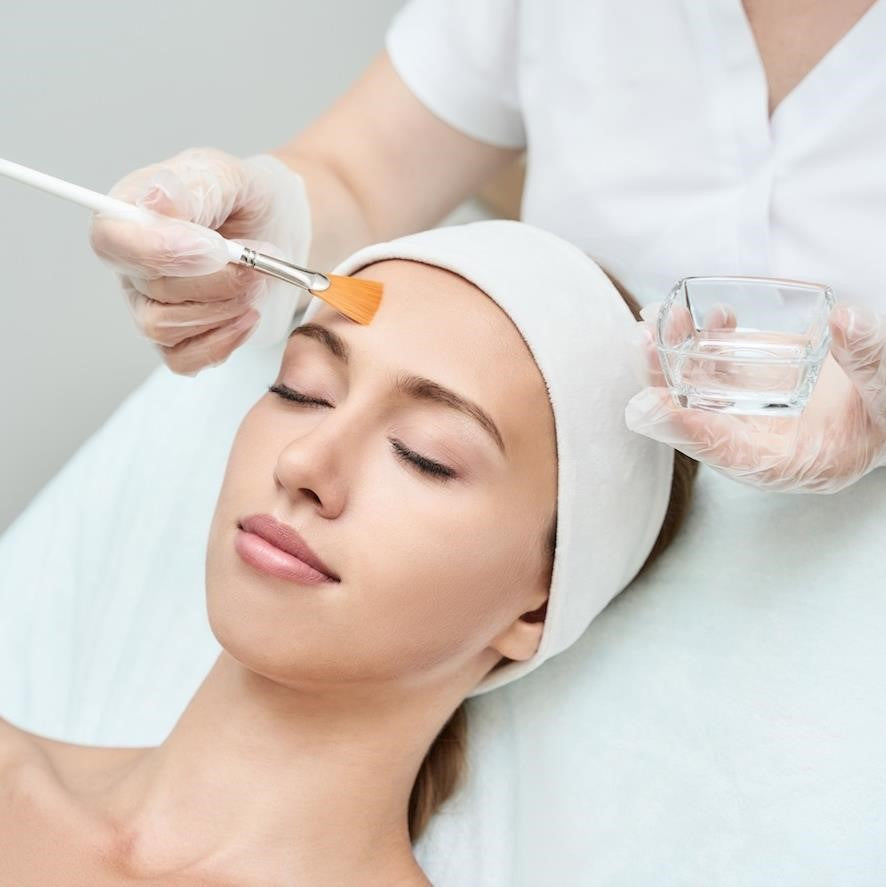 Welcome to our Online Chemical Peel Course. This expertly designed program is perfect for skincare professionals looking to expand their expertise and offer advanced treatments to their clients.